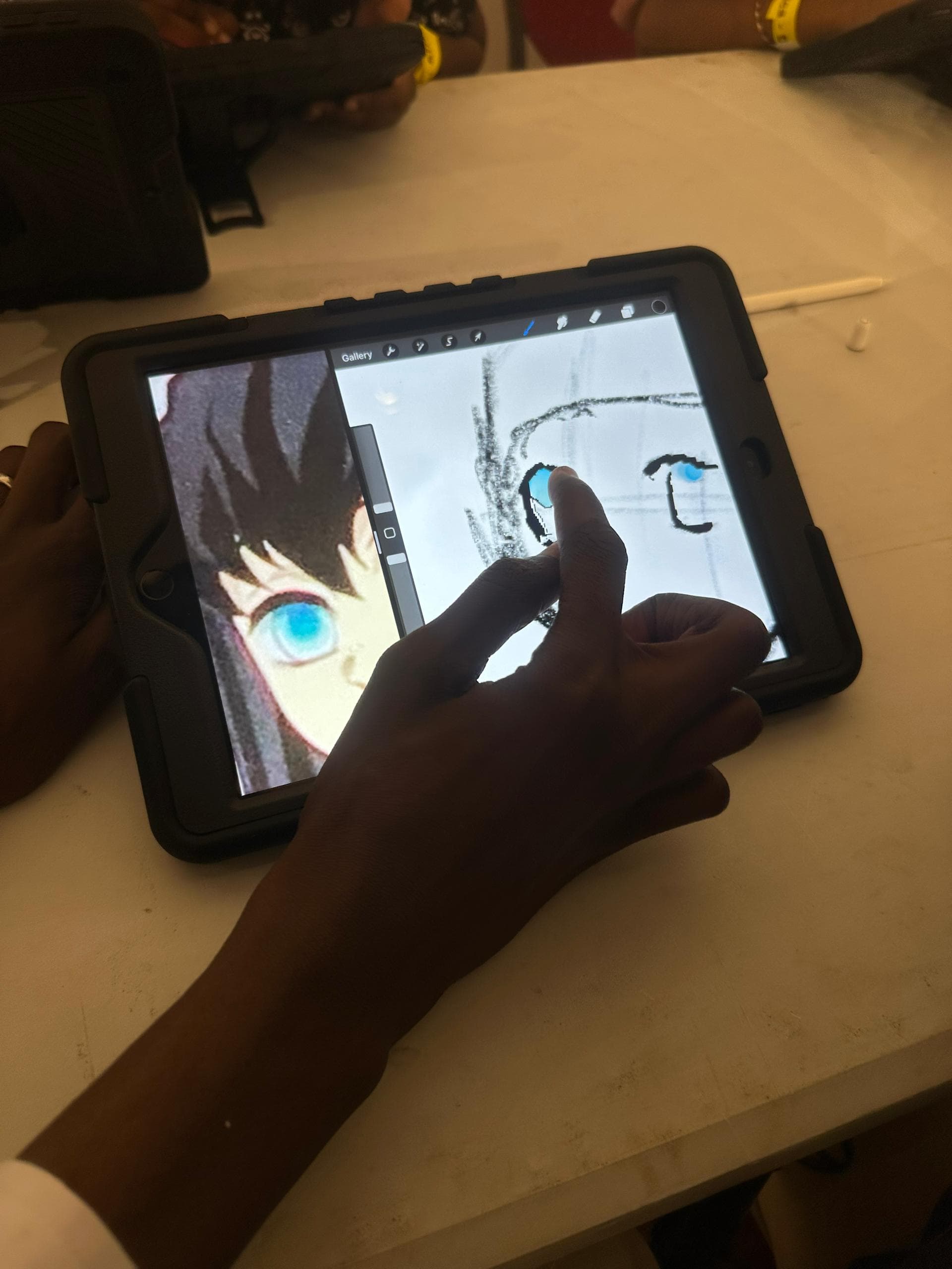 Un participant reproduit un personnage de manga sur tablette pendant l’eFest Africa 2026