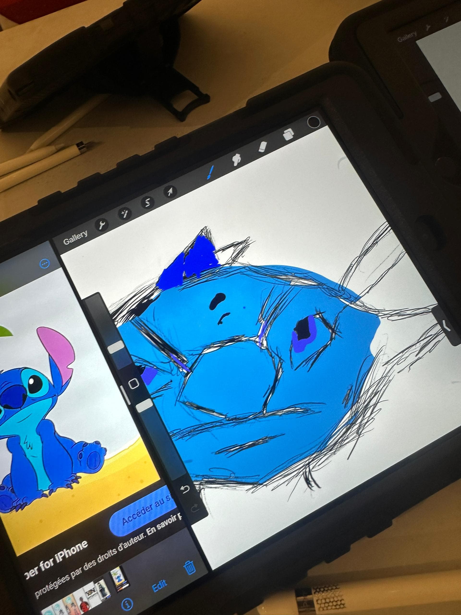 Dessin digital sur Procreate : un participant colorise son personnage sur iPad