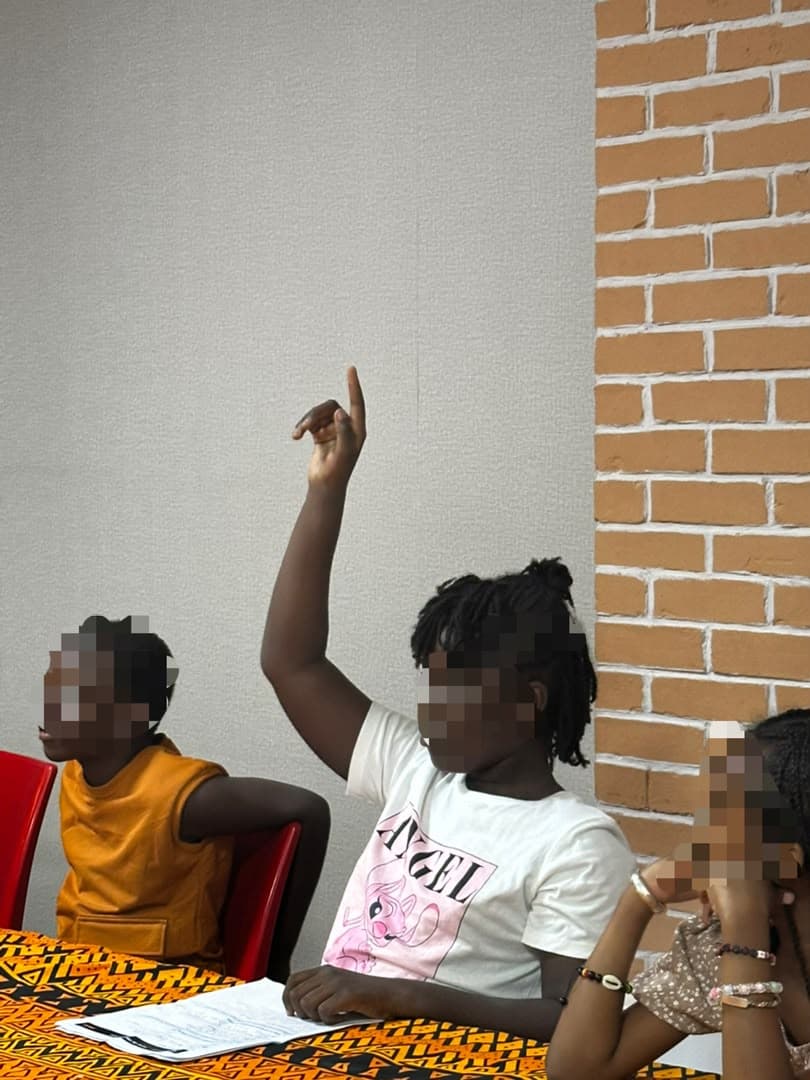 Une participante lève la main pendant la session de questions de l’atelier cinéma